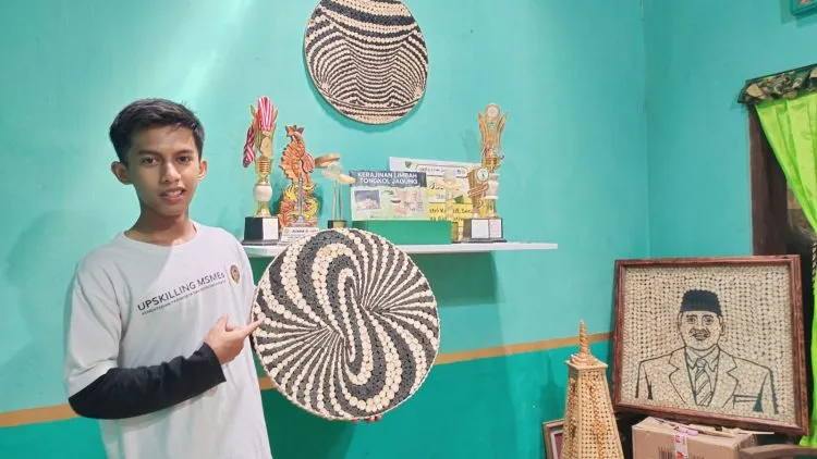 Indahnya Wall Dekor Dari  Tongkol Jagung Karya Mahasiswa UNY