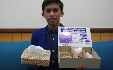 Mahasiswa UNY Ini Olah Tongkol Jagung Jadi Kerajinan 